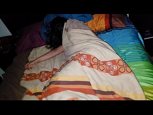 ❤️ Pinupunasan ng stepson ang kanyang batang madrasta habang natutulog ito. ☑ Porno sa amin ❌️